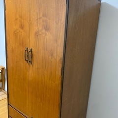 [小道具などに]ビンテージ感たっぷりな衣装ダンスの画像