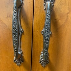 [小道具などに]ビンテージ感たっぷりな衣装ダンスの画像