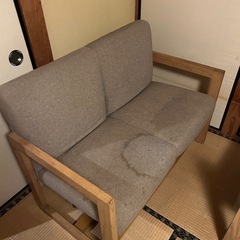 2人用と1人用のソファのセットの画像