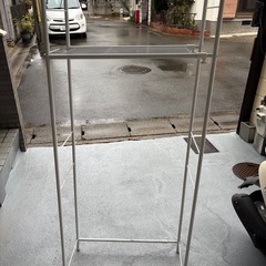 折りたたみ
シングルベッドと洗濯機ラックの画像