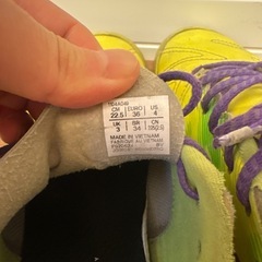 アシックス　サッカーシューズ　22.5cmの画像