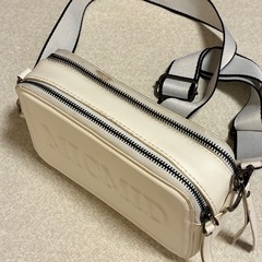 ホワイトショルダーバッグ ロゴ入り 2層式 約20×12cmの画像