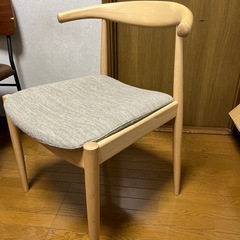 ダイニングテーブルと椅子3脚
の画像