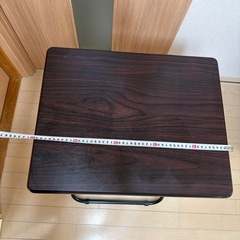 高さのある机の画像