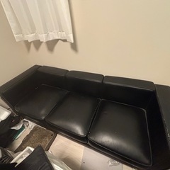黒のソファーの画像
