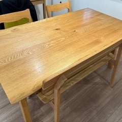 ダイニングテーブルの画像