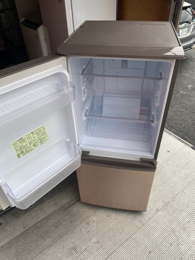 NO B938?福岡市内配送設置無料✨?SJ-D14E-N 冷蔵庫 ブロンズ系 [137L /2ドア /右開き/左開き付け替えタイプ]