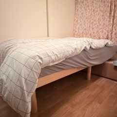 マットレスとベッドフレームの画像