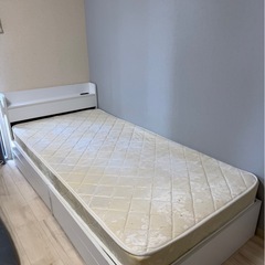 ベッドフレーム＋マットレス (シングル)の画像