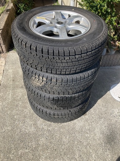 215/70R16 スタッドレスタイヤ ホイール 付き 4本