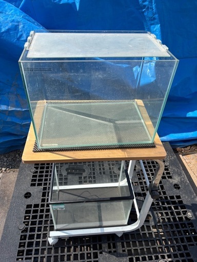 蓋付き40センチ規格ガラス製水槽2台 と水槽台 の3点セットです。
