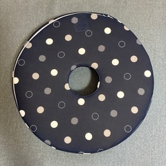 ※フリマ開催中※ 円座クッション ネイビー 水玉模様の画像