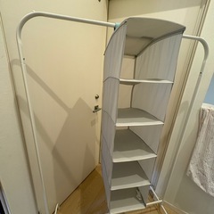 ハンガーラックと吊り下げ収納の画像