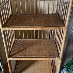 籐の4段シェルフの画像