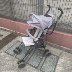 折りたたみ式ベビーカーの画像