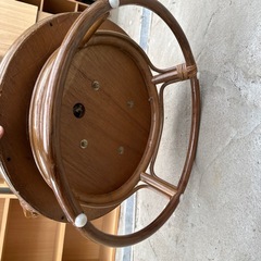 藤の回転椅子の画像