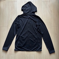 GU 黒 フード付き ラッシュガード  Mサイズの画像