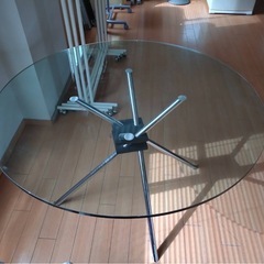 ガラス丸デーブルの画像