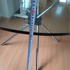 ガラス丸デーブルの画像