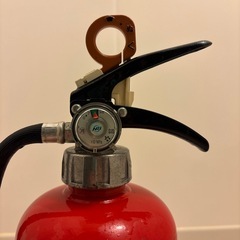 消火器🧯２８年までの使用期限、カバー付きの画像