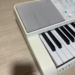 CASIO 光る電子ピアノ 61鍵 マイク付きの画像