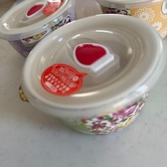 陶器　花柄デザインの耐熱保存容器セット　3つの画像