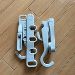 ドアフックハンガー2つ＆フッ素加工鍋の画像