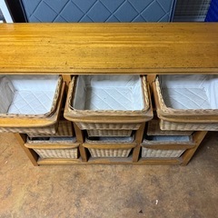 ナチュラル収納チェスト ラタンカゴ付き 木製ラックの画像