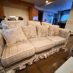 高級なソファー(３人がけ)の画像