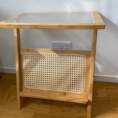 ラタン編み　サイドテーブルの画像