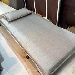 手前に倒せるコンパクトソファベッドの画像