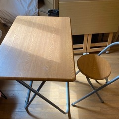 折りたたみ式のデスクとチェアのセットの画像