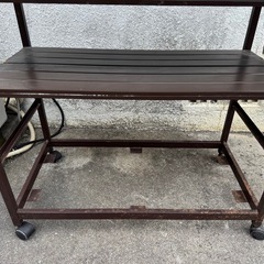 これは、天板にタイルを使用したキャスター付きのキッチンワゴンです。﻿ の画像