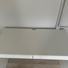 白テーブルの画像