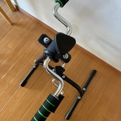 フィットネスバイク エアロバイク 折りたたみ式 静音 手回しハンドル 腕と下半身 足こぎペダル 自宅 エクササイズ 年配者 リハビリ 運動不足解消 有酸素運動 ダイエット 筋トレ トレーニングの画像