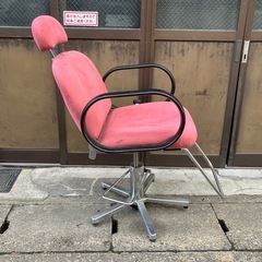 古い床屋の椅子　の画像