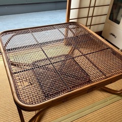 籐の正方形テーブルの画像