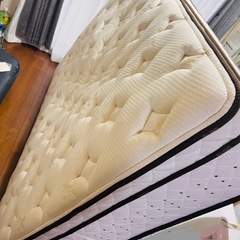 ダブルベッドとフレームセットの画像