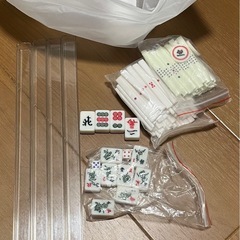 麻雀カードとシャッフル機と小さな麻雀牌の画像