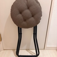 脚立と折りたたみイスの画像