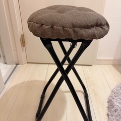 脚立と折りたたみイスの画像