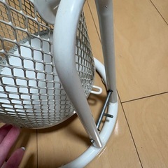 公園にあるような可愛いゴミ箱の画像