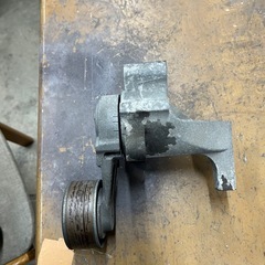 ハイエースtrh200ガソリン　ベルト調整テンショナーの画像