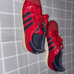 アディダス　スニーカーの画像