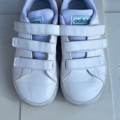 adidasキッズスニーカーの画像