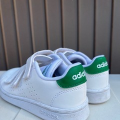 adidasキッズスニーカーの画像