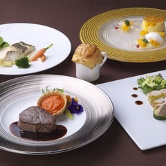 豪華クルーズ船のホールスタッフ／未経験歓迎／月給30万円～／月8日休み／まかないありの画像