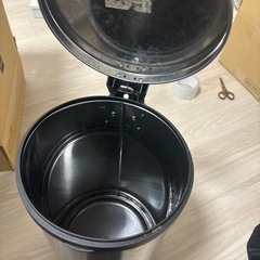 3/20午前までの出品　以降処分します。　ゴミ箱　ペダル式　の画像