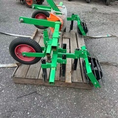 トラクター用 畝立て機・培土機 美品 作業機 アタッチメントの画像
