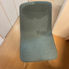 テーブルと椅子4つの画像